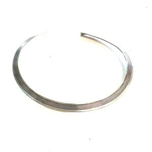 Costume jewelry- silver collar necklace